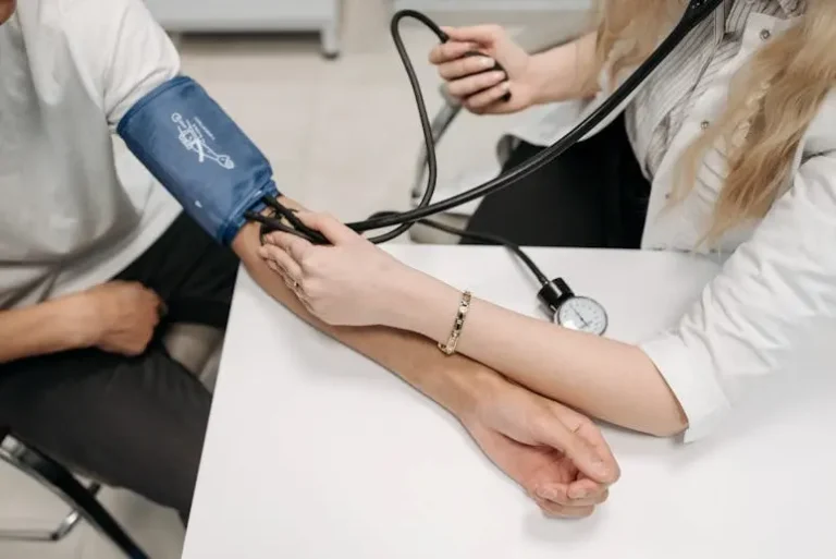 cardiologista-tirando-pressao