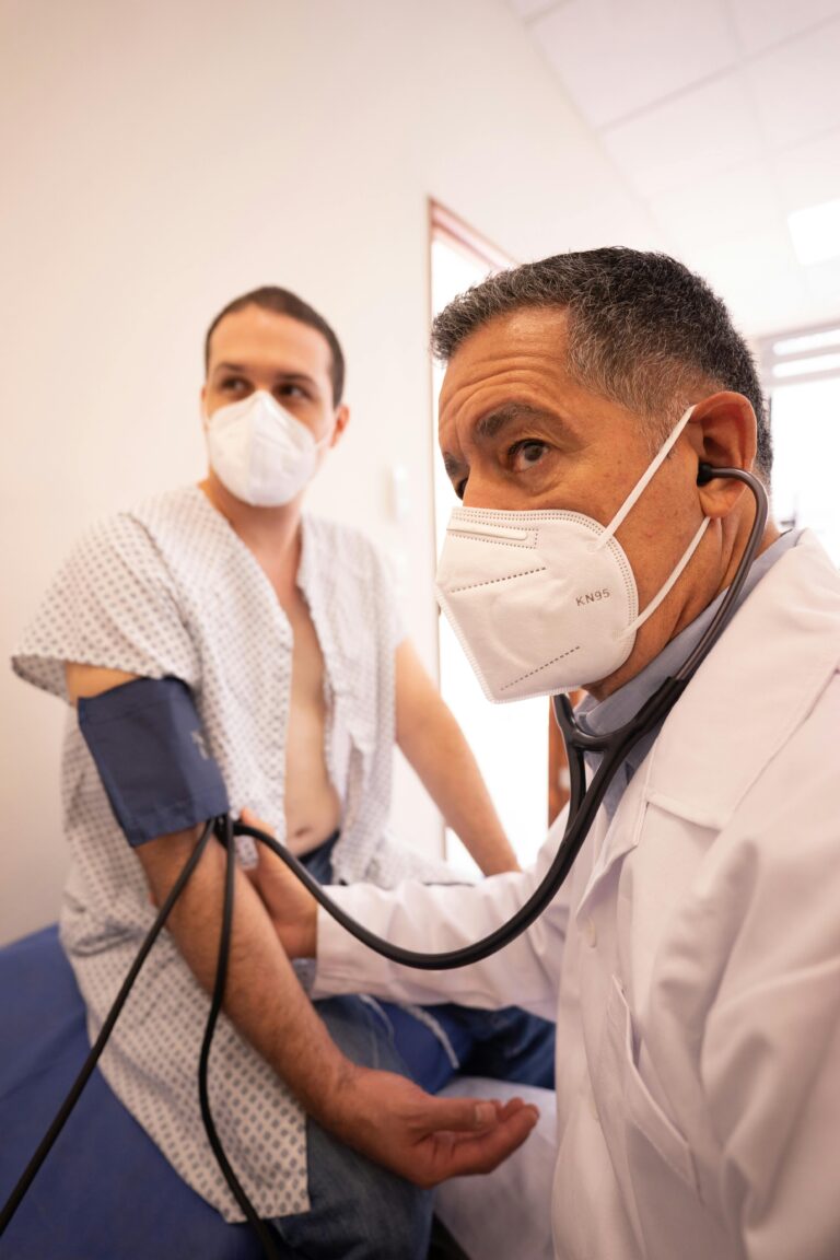 exames cardiológicos: médico verificando pressão