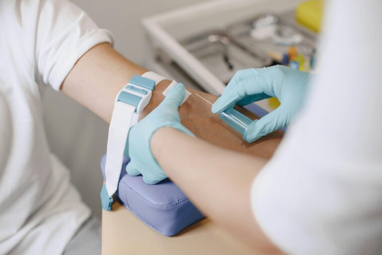 fatores de risco cardíacos: médico se preparando para tirar sangue