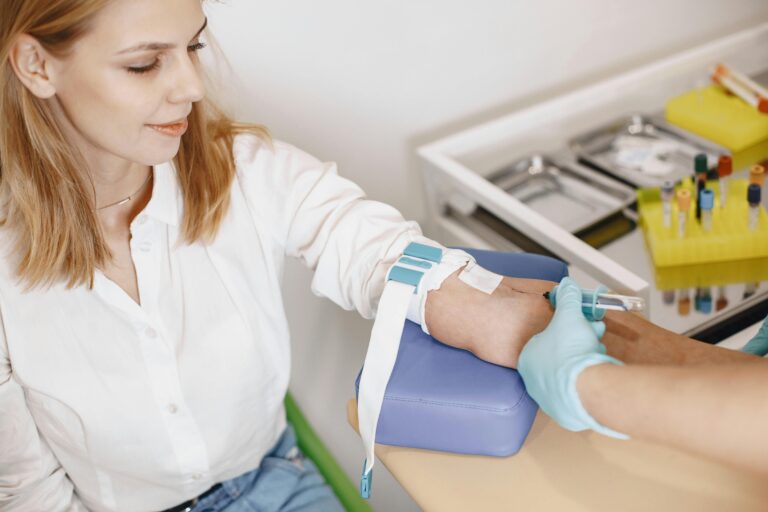 colesterol alto: Mulher se preparando para retirada de sangue