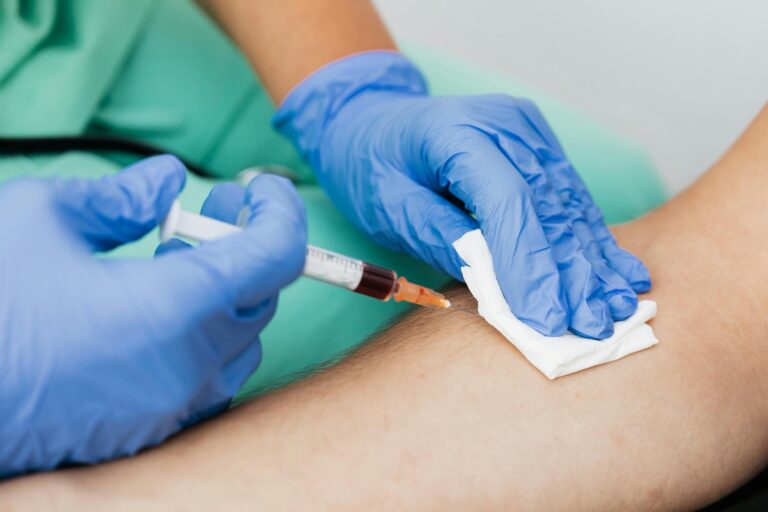Cardiologia preventiva: doutor tirando sangue