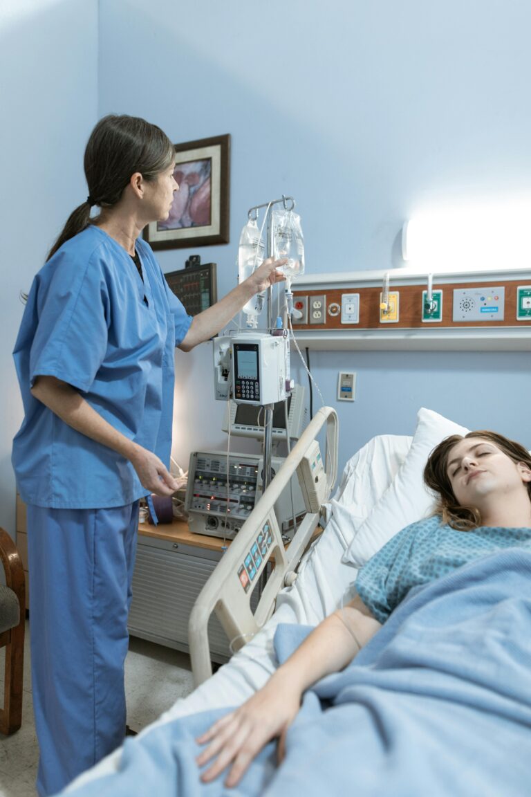 doenças cardiovasculares femininas: paciente em maca