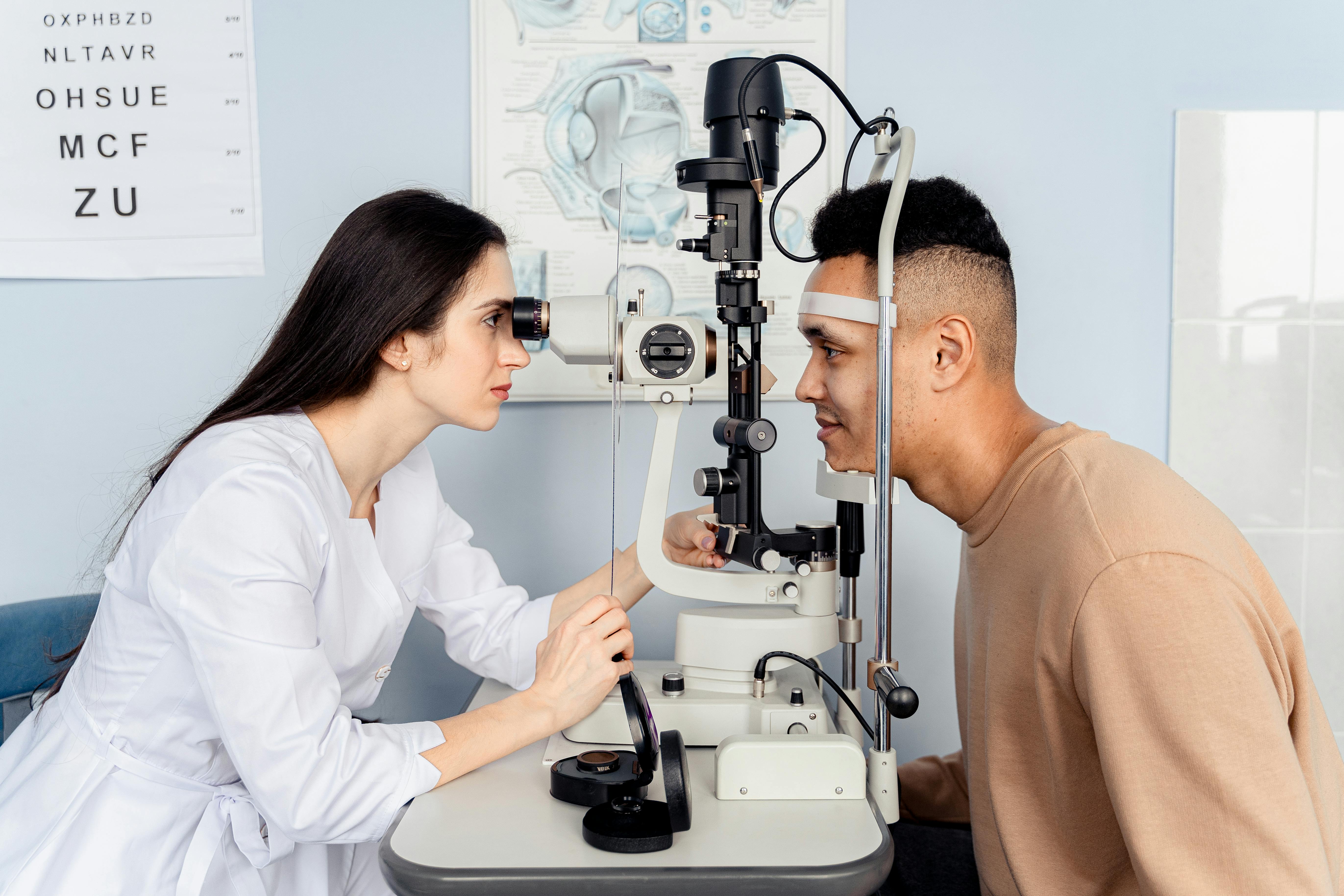 Homem realizando exame de hipermetropia