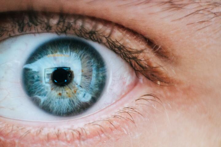 Lentes de contato: olho humano