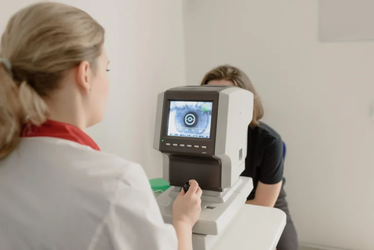 degeneração macular: Mulher fazendo exame.